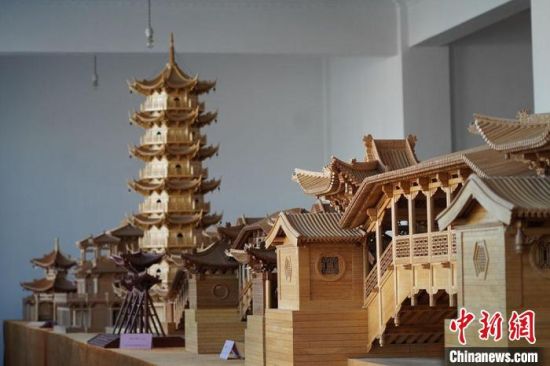 圖為古建筑模型制作技藝傳習(xí)所展廳內(nèi)的微縮古建筑作品?！【琶赖┰?　攝
