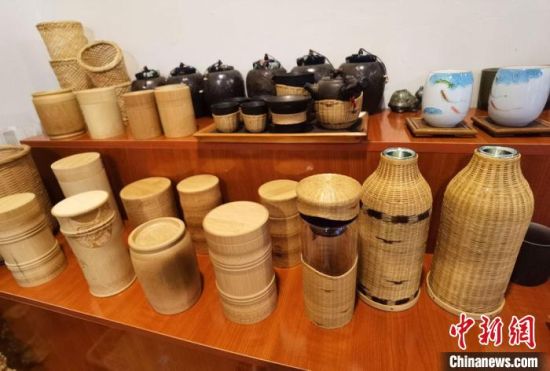 圖為展陳的一件件精致可愛的竹編農(nóng)具工藝品。　馮志軍 攝