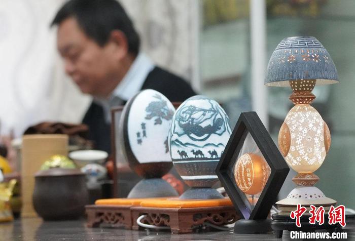 圖為吳義澤完成的蛋雕作品?！【琶赖ぴ?攝