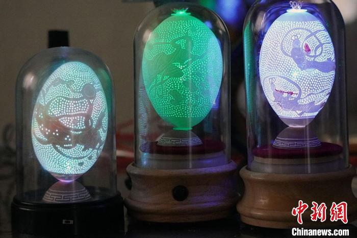 圖為以敦煌飛天為元素的蛋雕作品?！【琶赖ぴ?攝