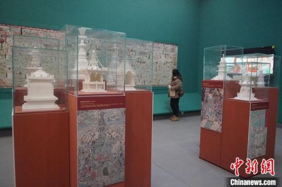 圖為觀眾欣賞數(shù)字復(fù)制壁畫?！【琶赖┰?攝