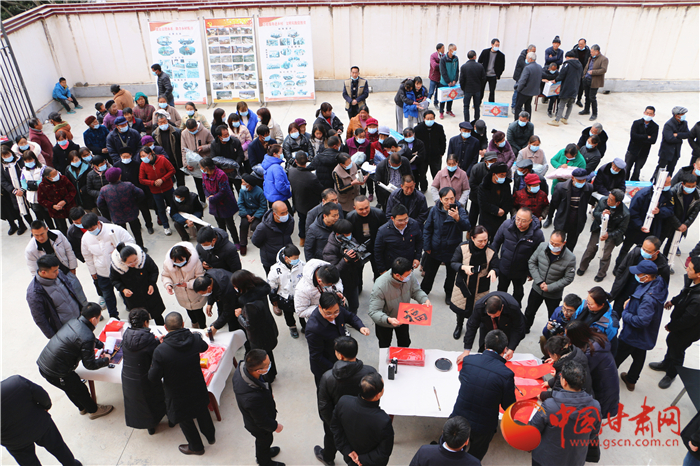 甘肅省文明辦攜手文聯(lián)送溫暖 文縣村民笑開(kāi)顏