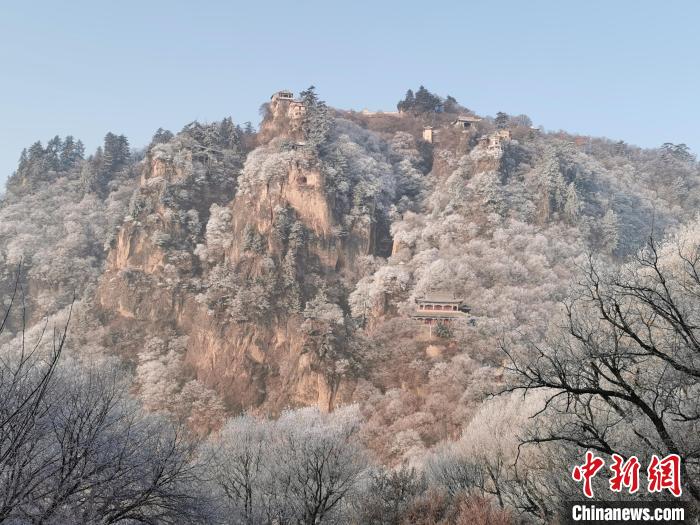 圖為崆峒山霧凇景色?！⌒煺袢A 攝