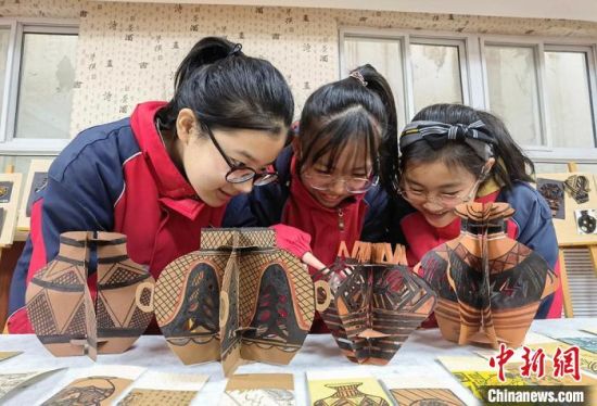 圖為學(xué)生用紙創(chuàng)作的立體彩陶。　劉玉桃 攝