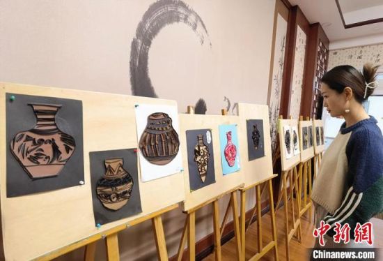 圖為學(xué)生用衍紙材料制作的彩陶紋飾?！⒂裉?攝