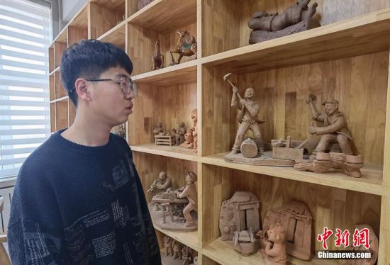 圖為學(xué)生介紹作品。 劉玉桃 攝