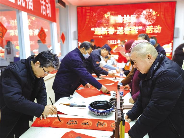 蘭州新區(qū)開展“墨香四溢送春聯(lián)·情暖文曲送祝?！被顒?>
        </a><em>蘭州新區(qū)開展“墨香四溢送春聯(lián)·情暖文曲送祝?！被顒?/em></li>

                </ul>
            </div>
            <!-- public platform -->
            <div   id=