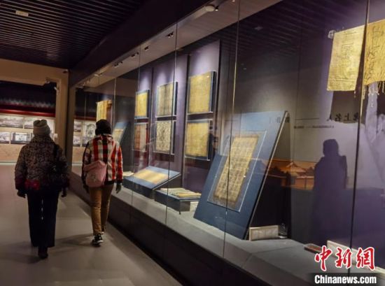 圖為蘭州市民參觀博物館展品?！⌒煅?攝