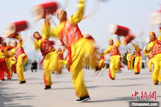 2019年2月19日，演員在黃河岸邊的蘭州水車博覽園內(nèi)進(jìn)行太平鼓表演，歡慶元宵佳節(jié)。(資料圖) 　楊艷敏 攝