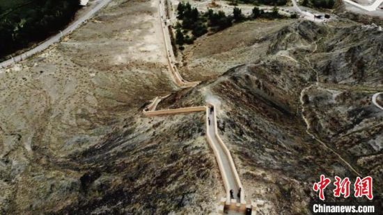 圖為甘肅嘉峪關懸臂長城吸引游客打卡 。(資料圖) 李亞龍 攝