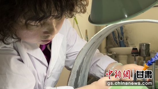 夜光杯制作學(xué)徒謝小琴坦言，雖工作枯燥，但是能夠掌握國(guó)家級(jí)非遺技藝是很自豪的。王牧雨 攝