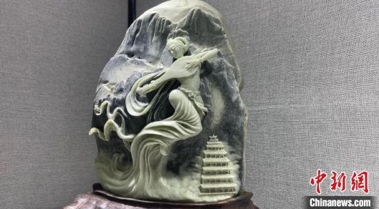 圖為李學(xué)平的玉雕作品?！「攥?攝