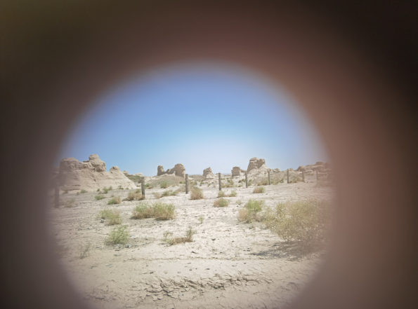 插圖2：透過河西走廊遺存的古陶片孔洞所見。攝影：陳曉斌。拍攝日期：2020年6月。