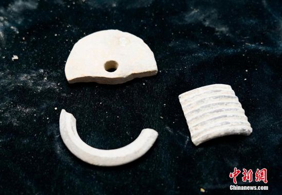 圖為靜寧縣賈河鄉(xiāng)竇坪村出土的佩飾。 夏劍鋒 攝