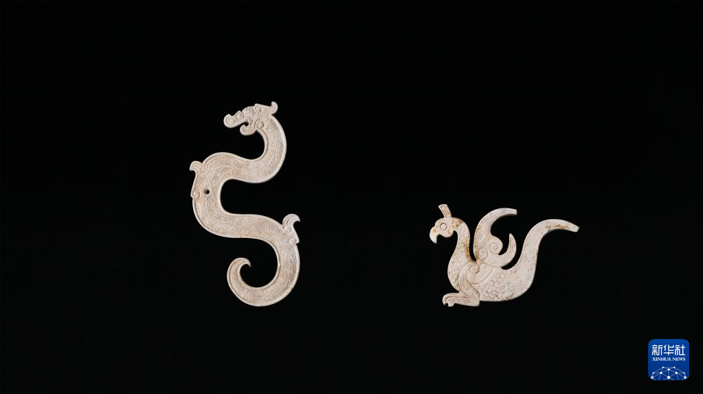 江西樟樹市國字山戰(zhàn)國墓葬出土玉龍、玉鳳（資料圖）。