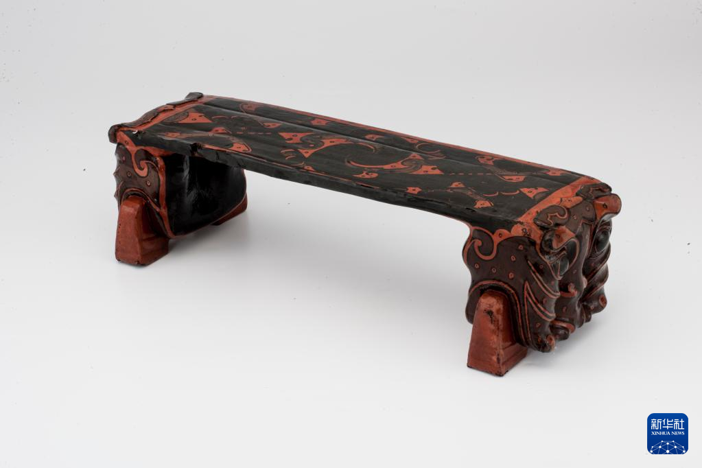 湖北云夢(mèng)縣鄭家湖戰(zhàn)國秦漢墓地出土漆木虎頭枕（資料圖）。