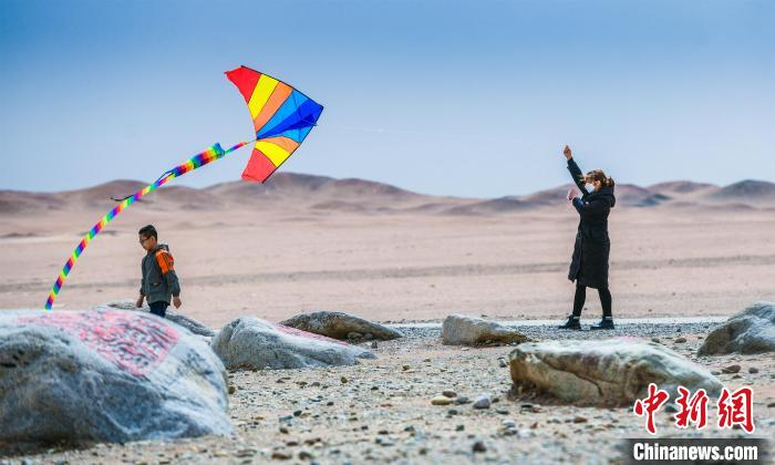 圖為市民正在陽關(guān)景區(qū)放風(fēng)箏?！⊥醣筱y 攝