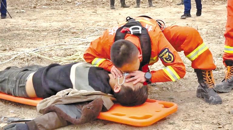 天水：消防員人工呼吸救回中毒農(nóng)民工 我們?yōu)槟泓c(diǎn)贊！