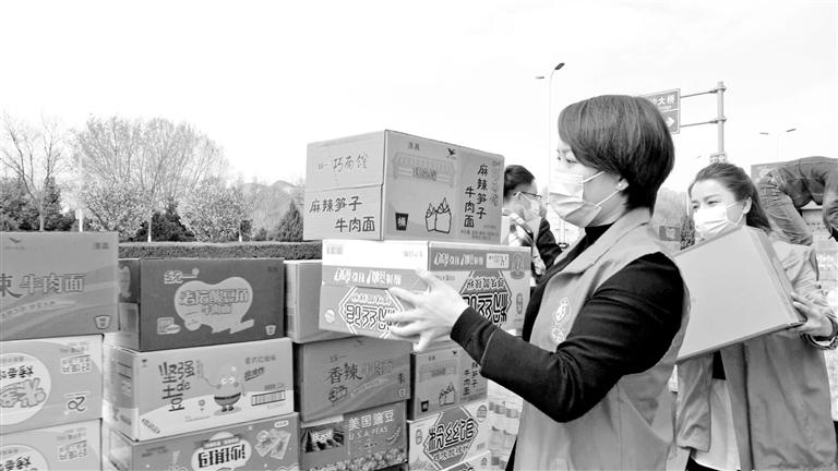 蘭州市文明辦聯(lián)合民革組織捐贈(zèng)物資 慰問一線疫情防控工作者