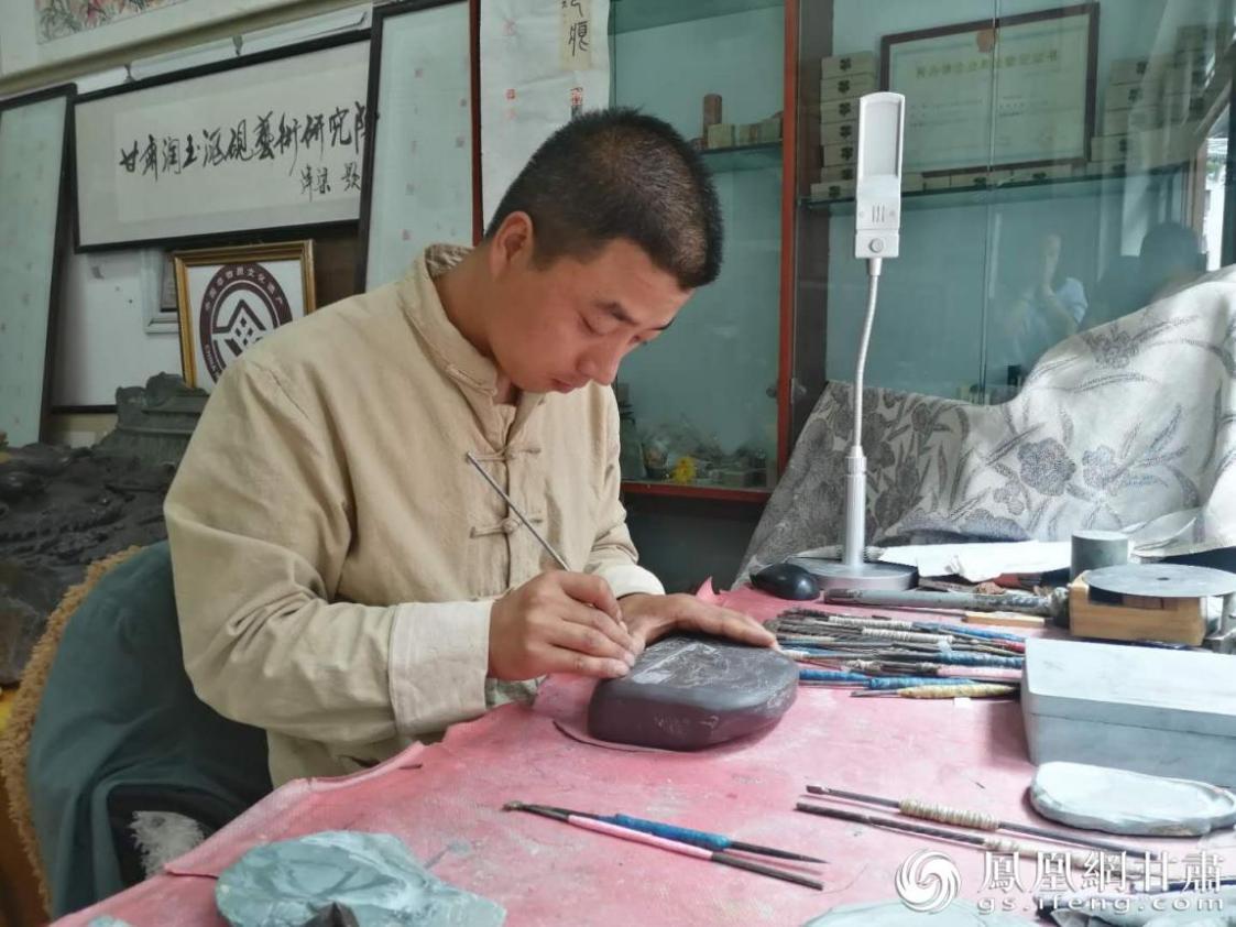 洮硯制作技藝第六代傳人、國家藝術基金資助青年藝術家、正高級洮硯雕刻藝術師李江平十年如一日專注于洮硯制作 圖源自網(wǎng)絡
