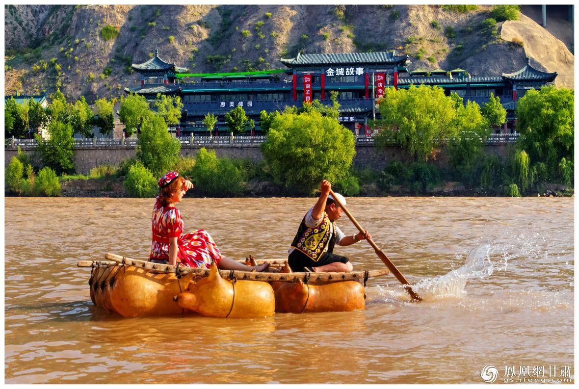 筏子客揮動(dòng)著劈波斬浪的船槳，槳聲中混搭著風(fēng)聲、水聲和男女對歌的花兒聲。蘭州市文旅局供圖