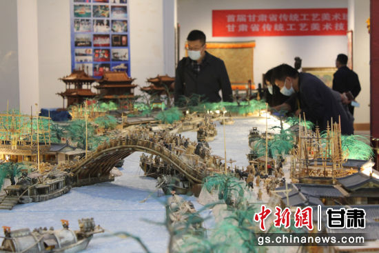 圖為參評(píng)作品牦牛角立體微雕“清明上河圖”。徐雪 攝