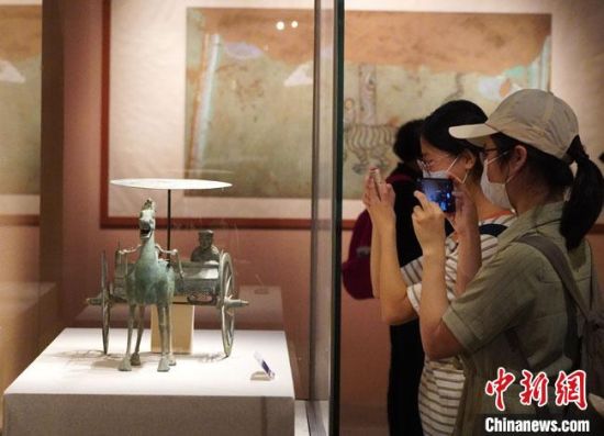 圖為參觀者參觀“大道攸歸：五涼文化展”展陳文物?！【琶赖┰?攝