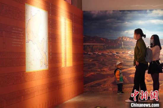 圖為參觀者參觀“大道攸歸：五涼文化展”展陳文物?！【琶赖┰?攝