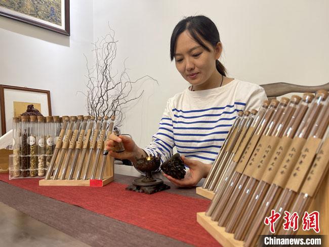 圖為魯雯展示燃香禮儀。　高瑩 攝