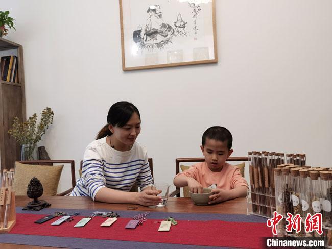 圖為魯雯為小學員授課和培訓?！●T志軍 攝