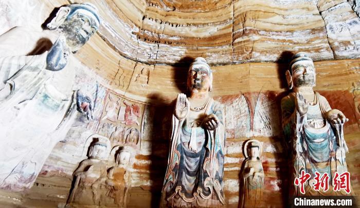 北石窟寺窟內(nèi)造像因受水顯得斑駁?！“瑧c龍 攝