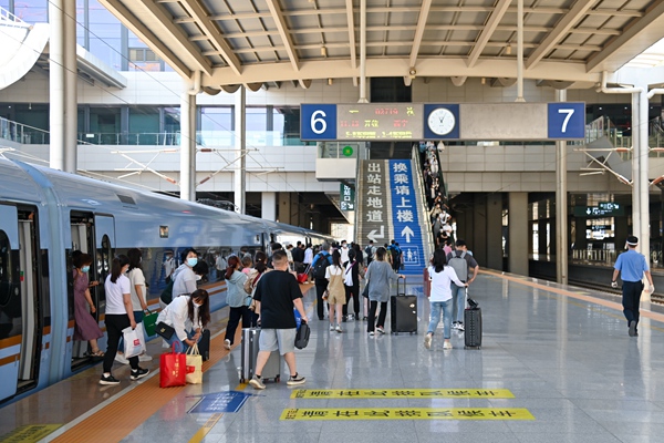 暑運(yùn)大幕開啟。蘭州鐵路局供圖