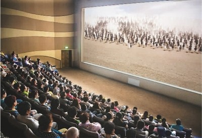 游客在莫高窟數(shù)字展示中心觀看主題電影《千年莫高》。