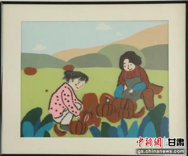 嘉峪關(guān)市新城鎮(zhèn)新城村農(nóng)業(yè)產(chǎn)業(yè)園區(qū)內(nèi)，母女兩人在摘南瓜。刺繡 馬艾米乃 繡稿 敬紅霞