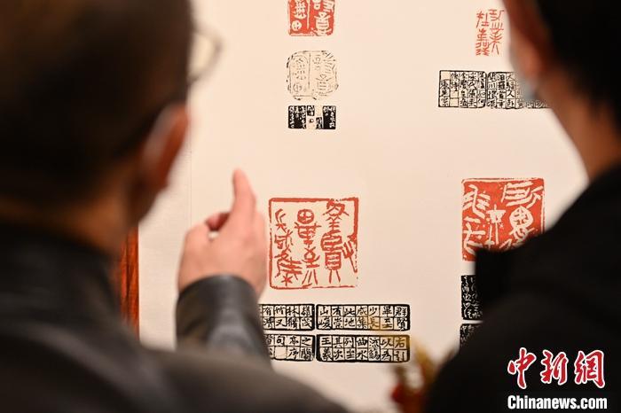 圖為甘肅蘭州，參展作品吸引參觀者。 中新社記者 李亞龍 攝