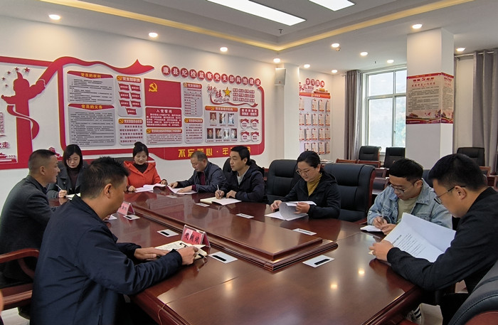10月19日，康縣紀委監(jiān)委組織部分班子成員，辦公室、信訪室、案管室、審理室、紀檢監(jiān)察室等相關工作人員開展黨的二十大報告專題討論。.jpg