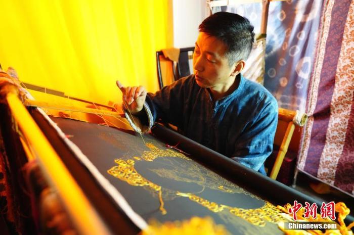 系統(tǒng)性挖掘整理古代敦煌刺繡，是甘肅天水市級(jí)非遺代表性項(xiàng)目武山刺繡代表性傳承人劉云帆這兩年最緊要的工作之一。圖為劉云帆在創(chuàng)作富含敦煌刺繡元素的作品。 中新社發(fā) 謝秉錫 攝 