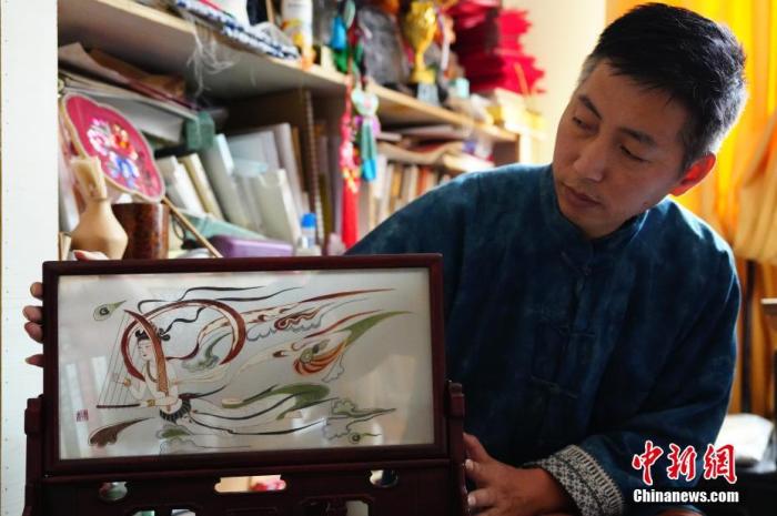 圖為劉云帆展示敦煌元素的刺繡作品。 中新社發(fā) 謝秉錫 攝
