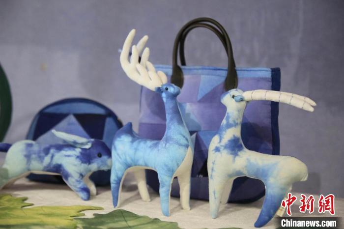 圖為許靜的非遺文創(chuàng)作品。(資料圖) 甘肅省非遺保護(hù)中心供圖