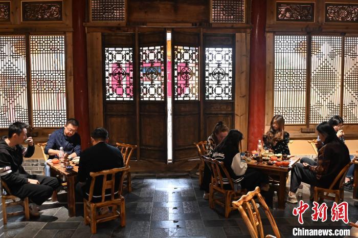 圖為甘肅天水市秦州區(qū)平南鎮(zhèn)蘇灣村民俗莊園內(nèi)的“圍爐煮茶”網(wǎng)紅打卡點(diǎn)。(資料圖) 李亞龍 攝