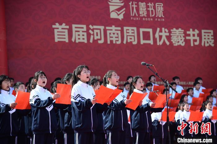 圖為學(xué)生們在開幕式上誦讀經(jīng)典。　梁照曾 攝