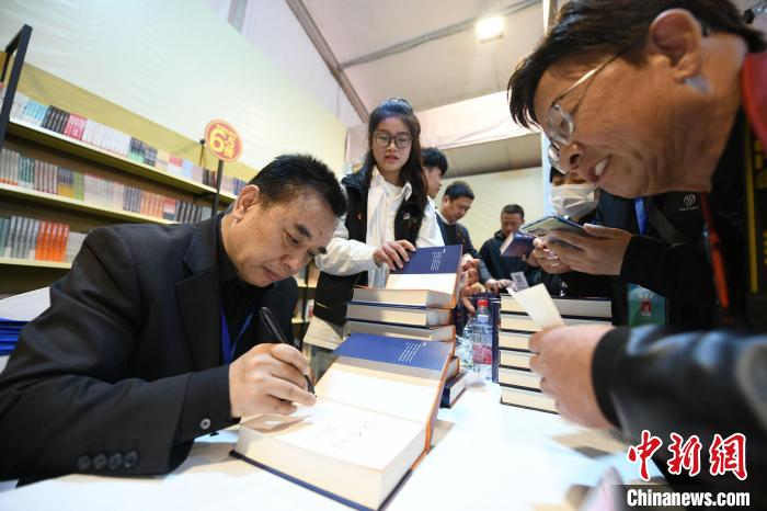圖為作家王躍文現(xiàn)場簽名售書?！×赫赵?攝