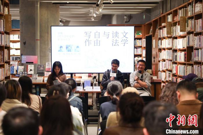 《至少還有文學(xué)》推出：在今天，我們?yōu)槭裁催€需要文學(xué)？