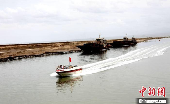 圖為茶卡鹽湖?！⊙Φ?攝