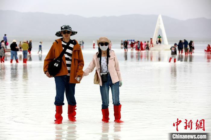 圖為游客在茶卡鹽湖之中?！⊙Φ?攝