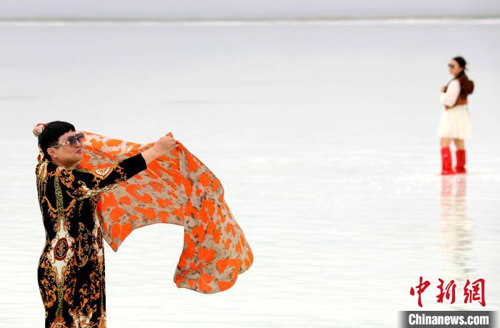 圖為游客在茶卡鹽湖拍照?！⊙Φ?攝