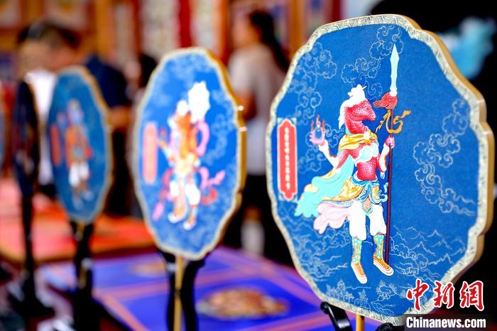 圖為唐卡延伸產(chǎn)品?！⊙Φ?攝