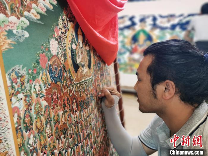 圖為更登才讓的徒弟繪畫唐卡。　張?zhí)砀?攝