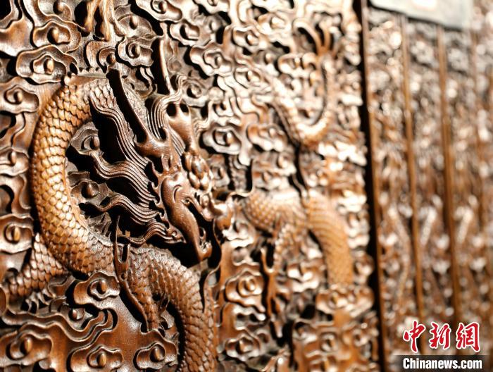 圖為青海永錄民俗博物館內(nèi)珍藏的中式家具細節(jié)展示。　薛蒂 攝