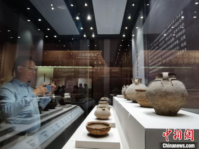 圖為河湟文化博物館展陳的陶器?！?zhí)砀?攝